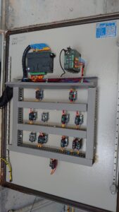 Panell elèctric vell i inoperatiu, que s’ha de modernitzar i adequar a la nova instal·lació